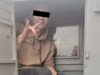 Весёлый молодой челябинец разбил окно в магазине охрана Челябинск Варяг ЧОП ГБР