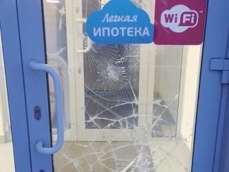 Пьяный челябинец разбил дверь в банке охрана Челябинск Варяг ЧОП ГБР
