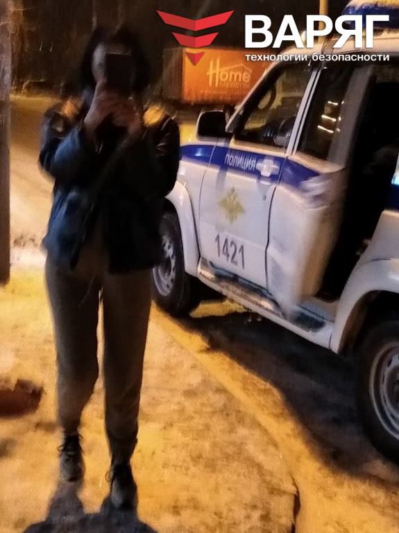 мадам в стиле популярных блогеров на память запечатлела бойцов ГБР на свой гаджет Ночной скандал в кальянной охрана Челябинск Варяг ЧОП ГБР